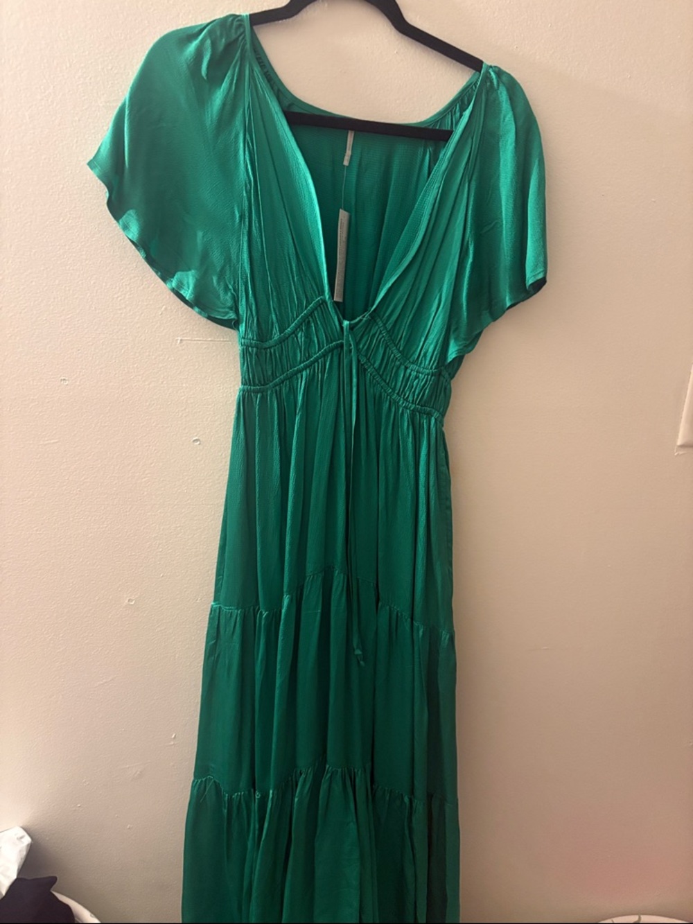 Women's Emerald Green Maxi Dress with V-Neck and Flutter Sleeves